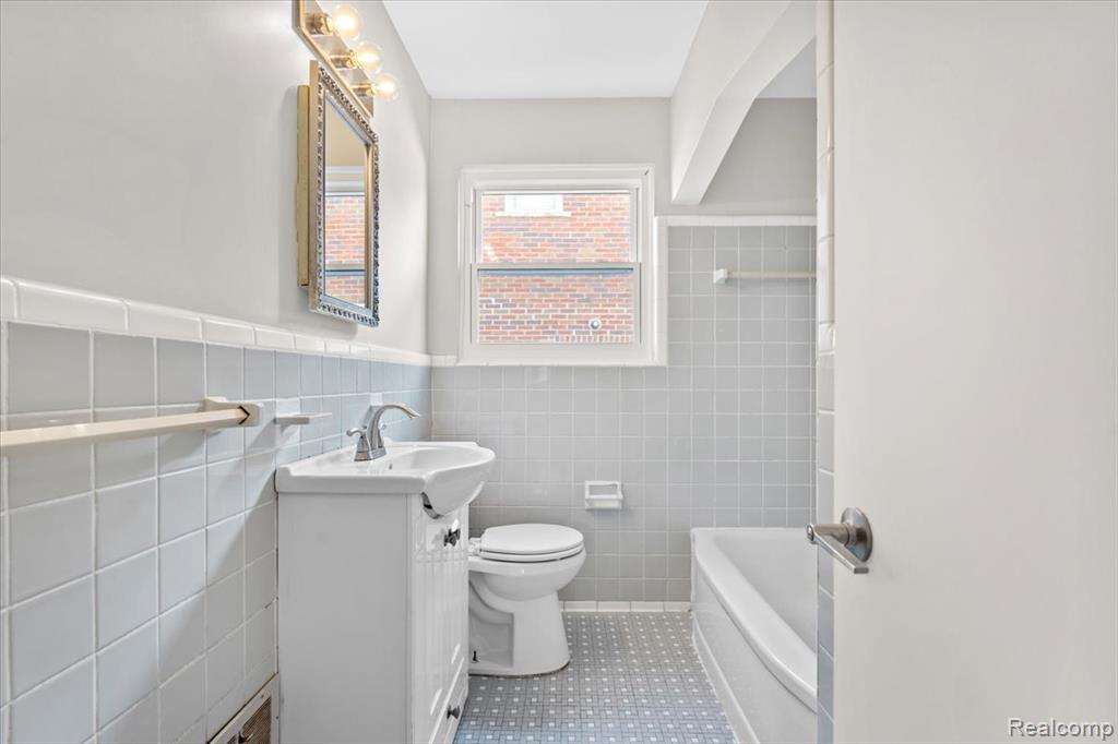 6740 Larme Avenue, Allen Park, MI 48101 — Photo 8