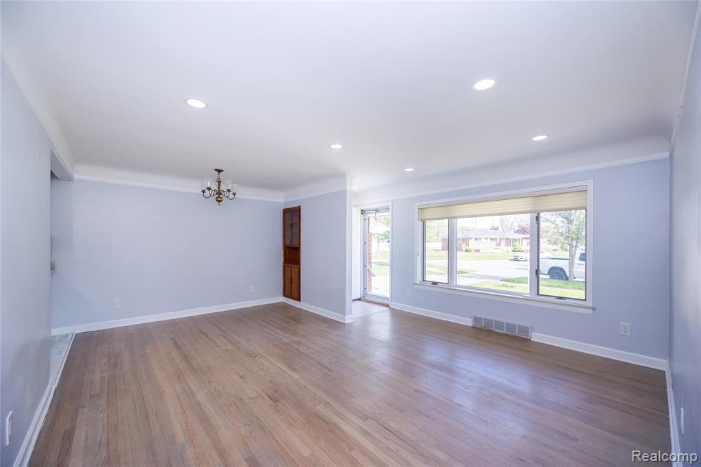5646 Cambourne Street, Dearborn Heights, MI 48127 — Photo 13