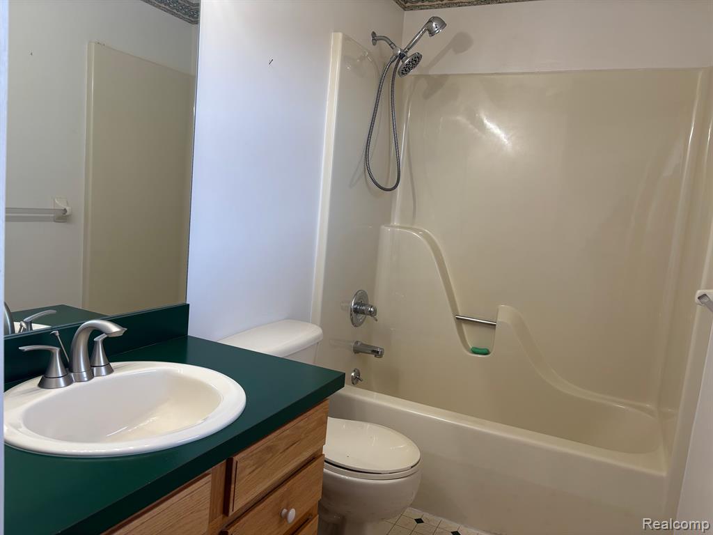 7351 Cross Creek Drive, Swartz Creek, MI 48473 — Photo 21