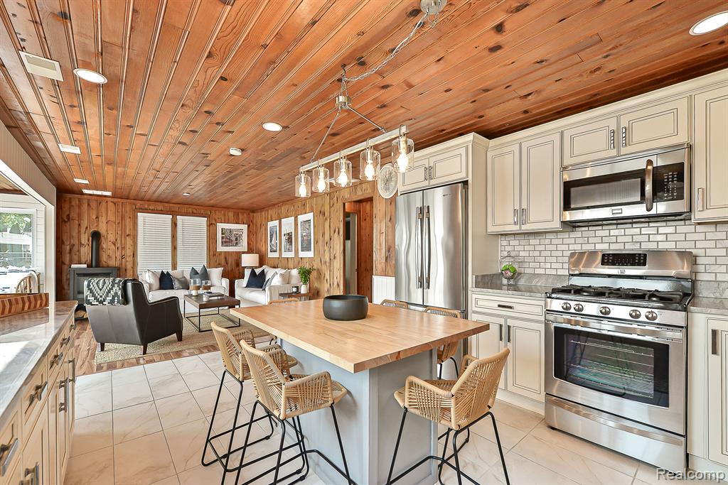 8453 WOODLAND SHORE Drive, Brighton, MI 48114 — Photo 11