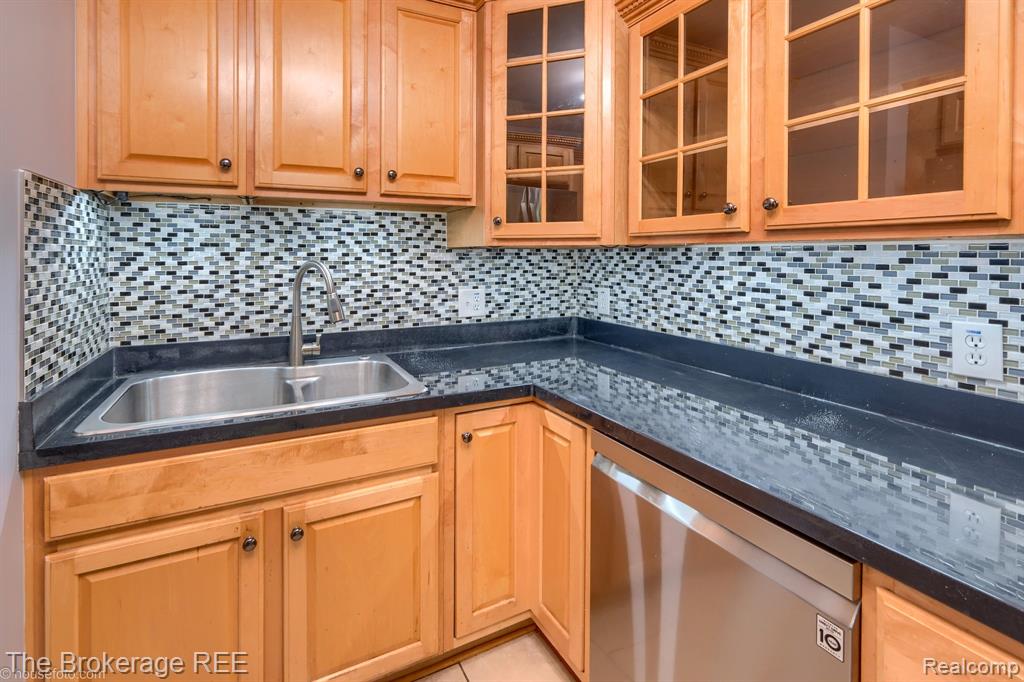6230 Woodsdale Drive, Grand Blanc, MI 48439 — Photo 23