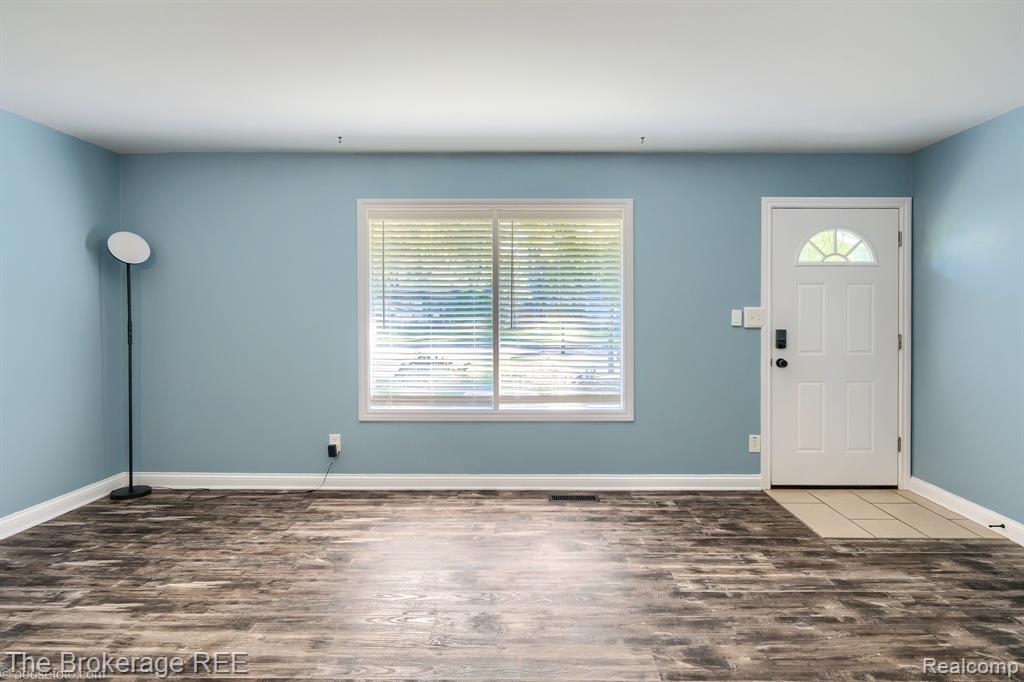 6230 Woodsdale Drive, Grand Blanc, MI 48439 — Photo 10
