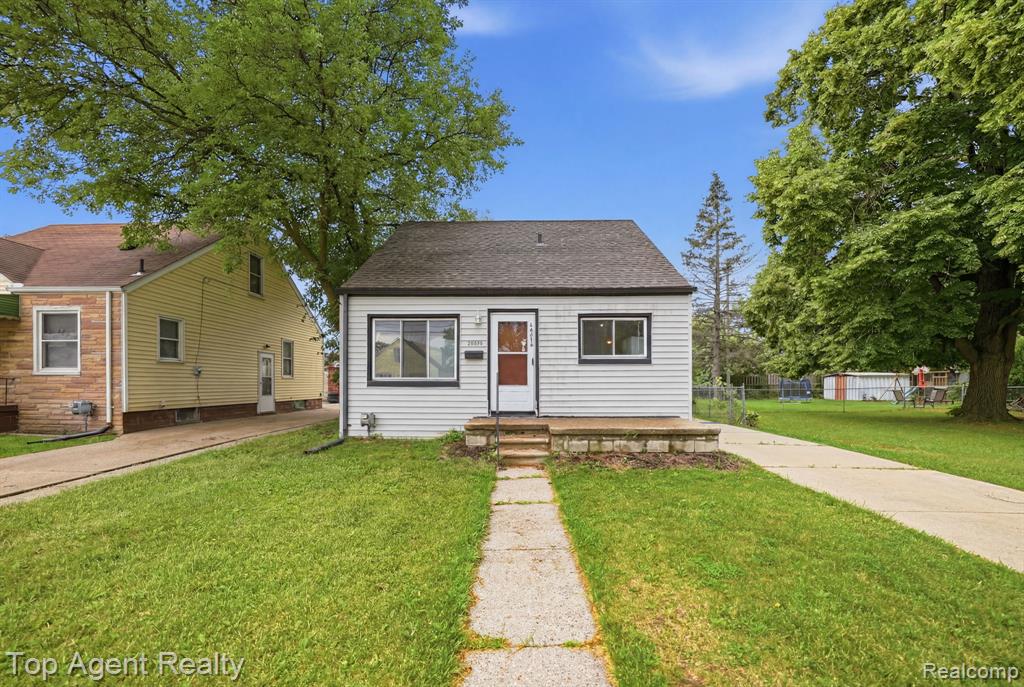 28553 Pinehurst Street, Roseville, MI 48066