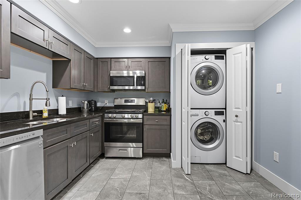 629 Ashley Circle, Rochester Hills, MI 48307 — Photo 10
