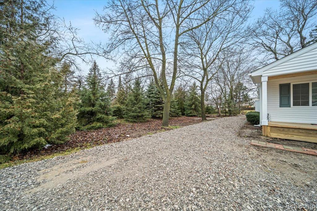 360 NEWTON Drive, Lake Orion, MI 48362 — Photo 5