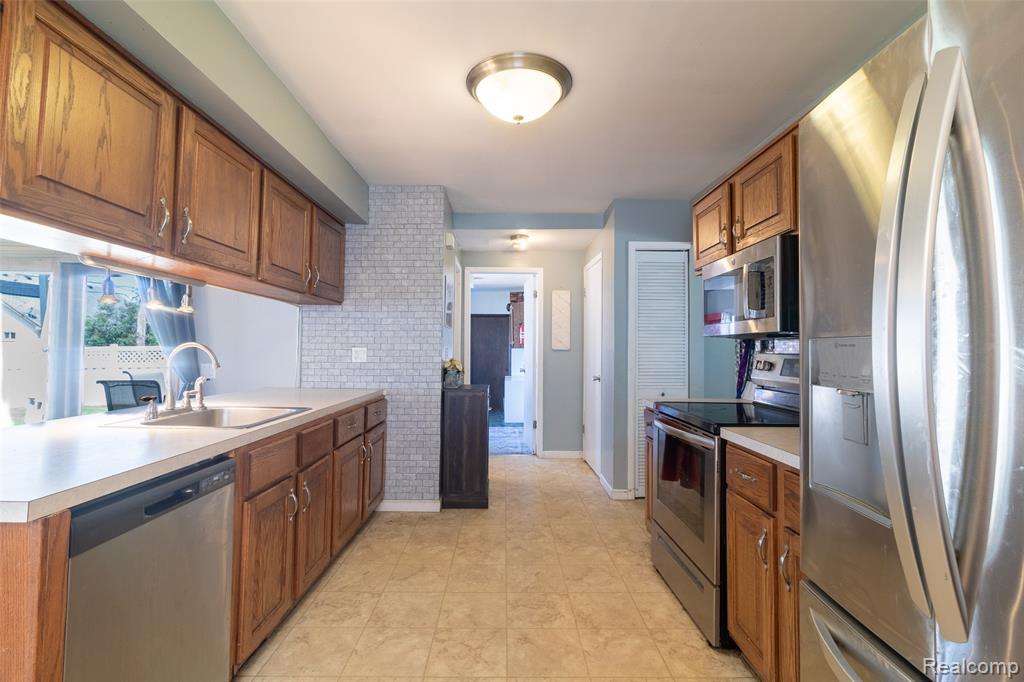 24550 Colonial Drive, Woodhaven, MI 48183 — Photo 15