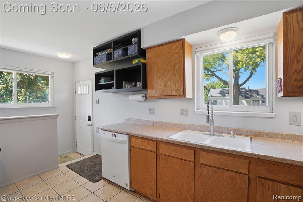 8982 Beatrice Street, Livonia, MI 48150 — Photo 12