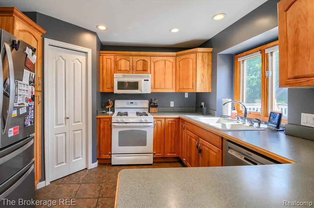 8535 Ridge Road, Goodrich Vlg, MI — Photo 11