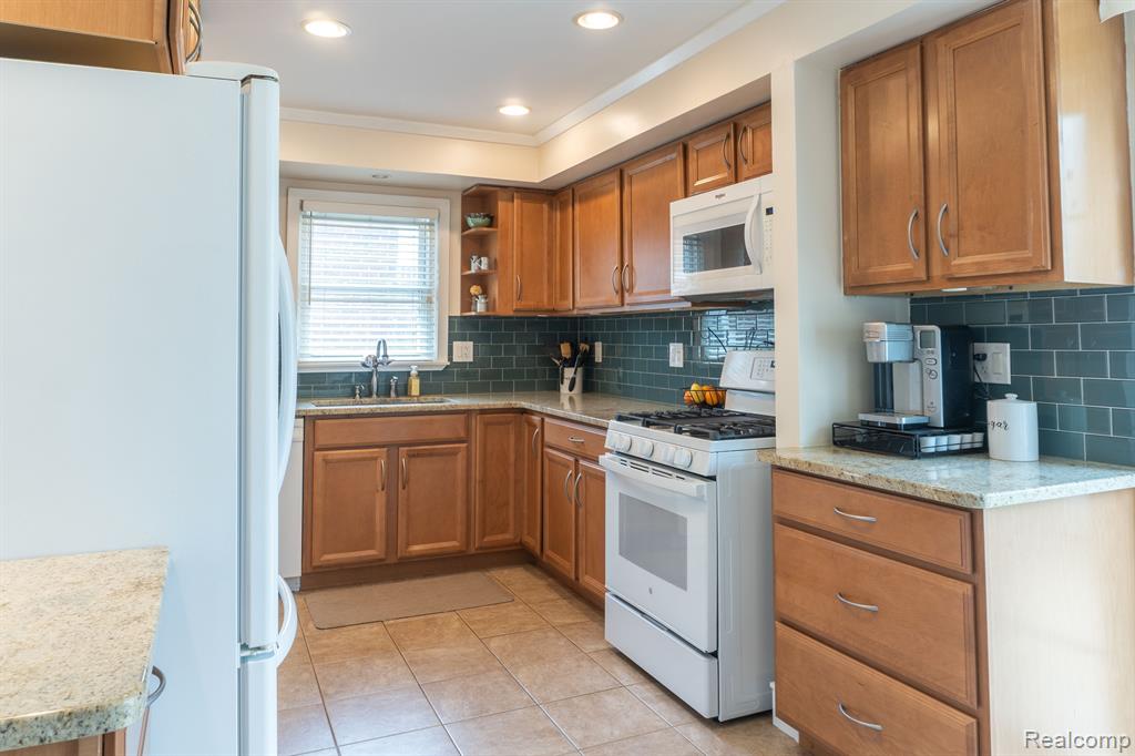 9611 ROSELAND Street, Livonia, MI 48150 — Photo 4