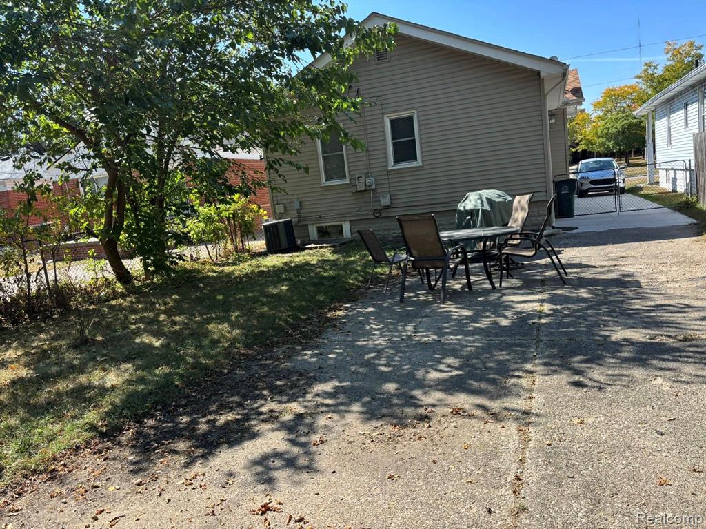 832 Pinecrest Drive E, Fenton, MI 48220 — Photo 41