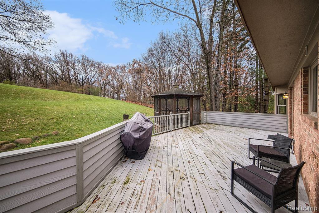 695 HERITAGE Drive, Milford, MI 48381 — Photo 35