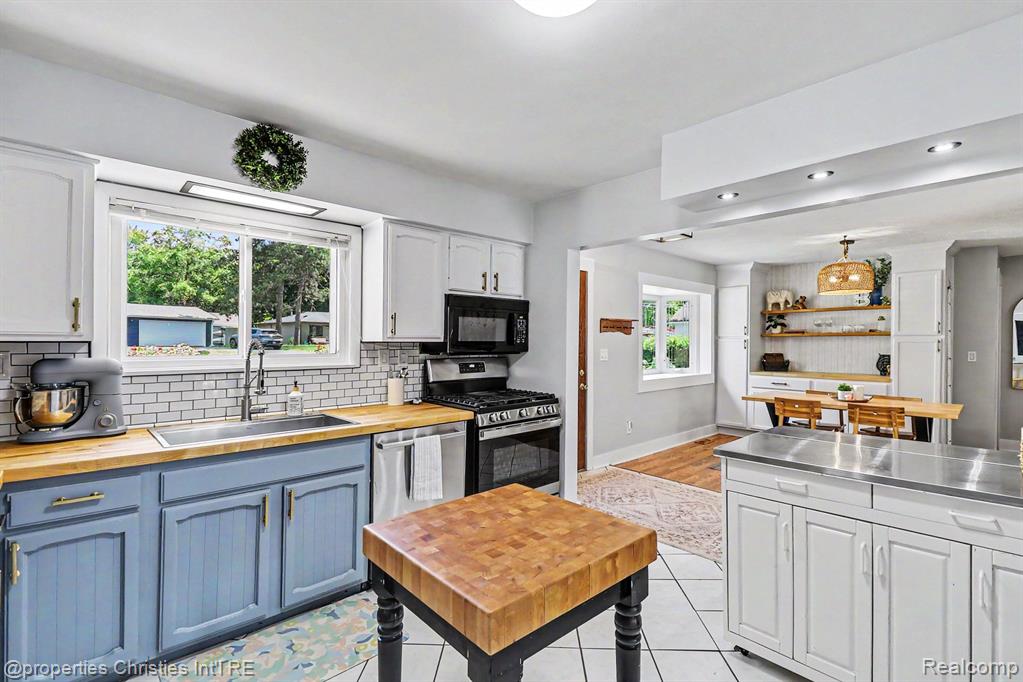 9567 Susin Lane, Clarkston, MI 48348 — Photo 11
