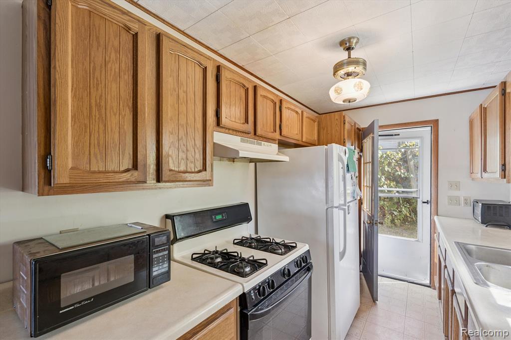 16372 Oak Hill Drive, Fenton, MI 48430 — Photo 13