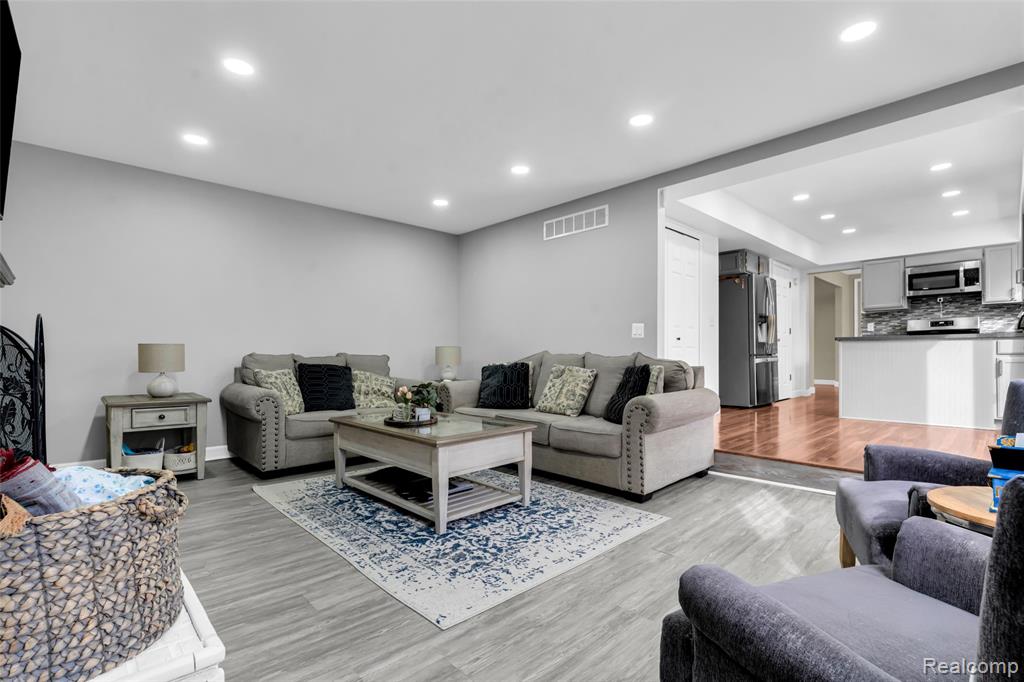 648 Lansdowne Drive, Westland, MI — Photo 14