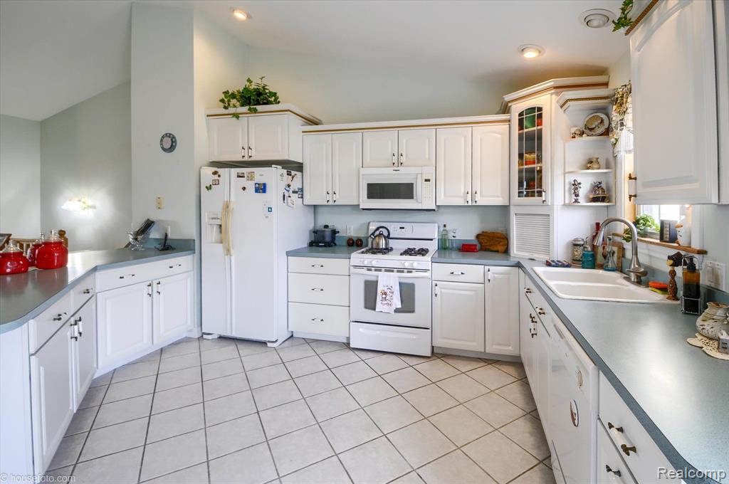 5732 COBBLESTONE Drive, North Branch, MI 48461 — Photo 14