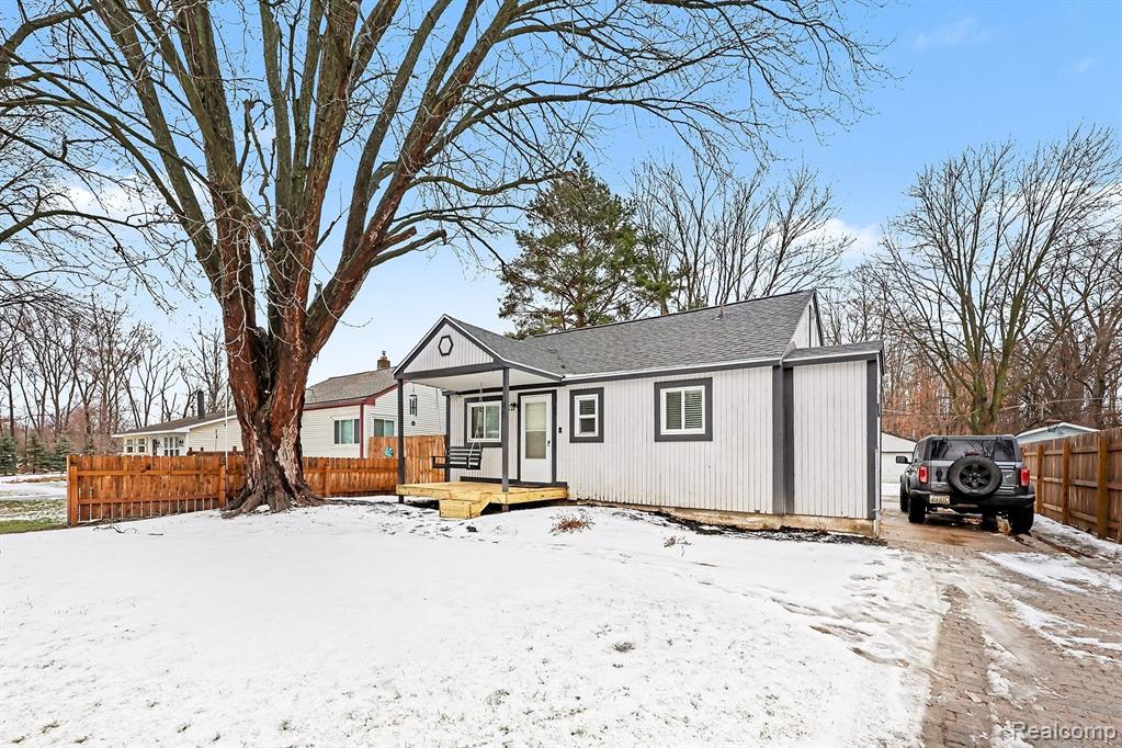 46 E Glass Road, Ortonville, MI 48462 — Photo 4