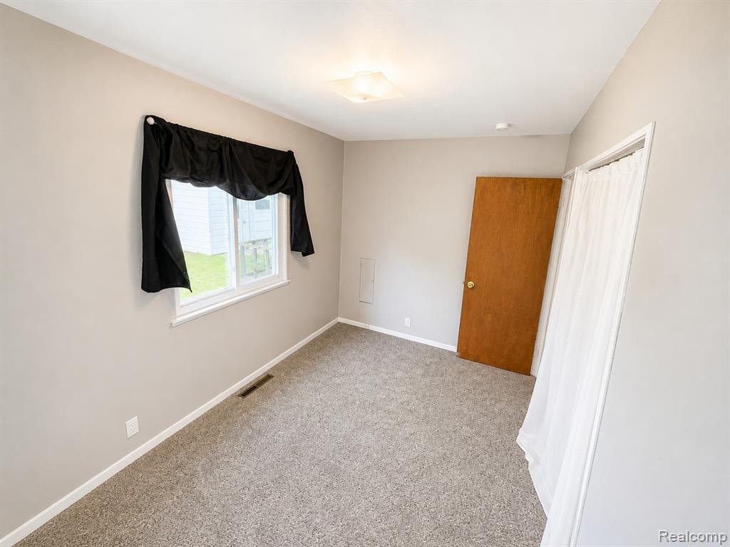 813 McKeighan Avenue, Flint, MI 48507 — Photo 13
