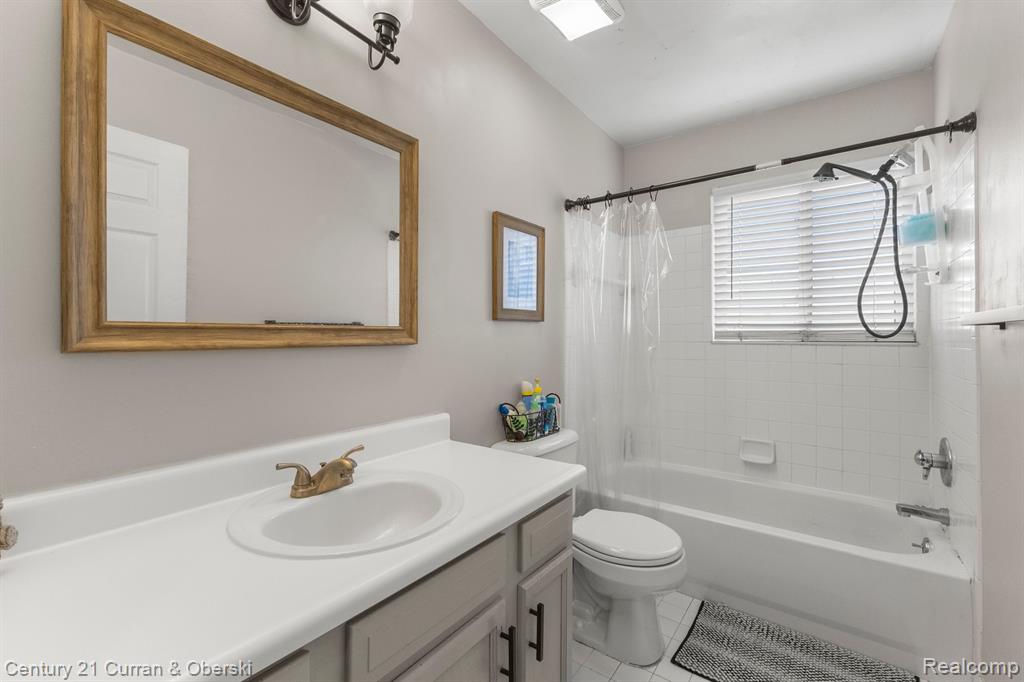 10033 ALLEN POINTE Drive, Allen Park, MI 48101 — Photo 17
