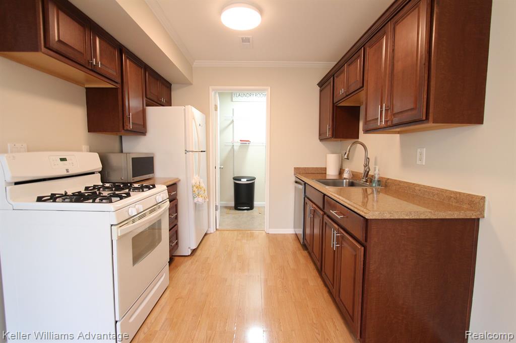 39837 Village Wood Lane, Novi, MI — Photo 8