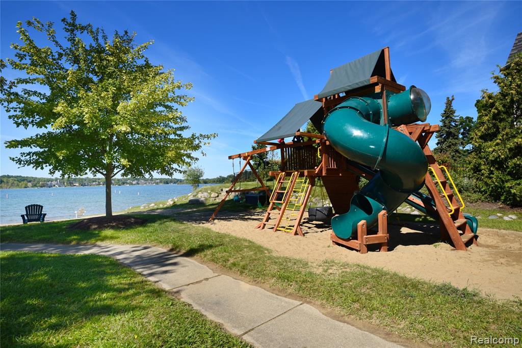 3800 Lakeview Boulevard, Orchard Lake Village, MI 48324 — Photo 42