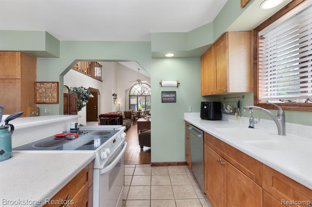 4121 CRYSTAL Street, West Bloomfield, MI 48323 — Photo 9