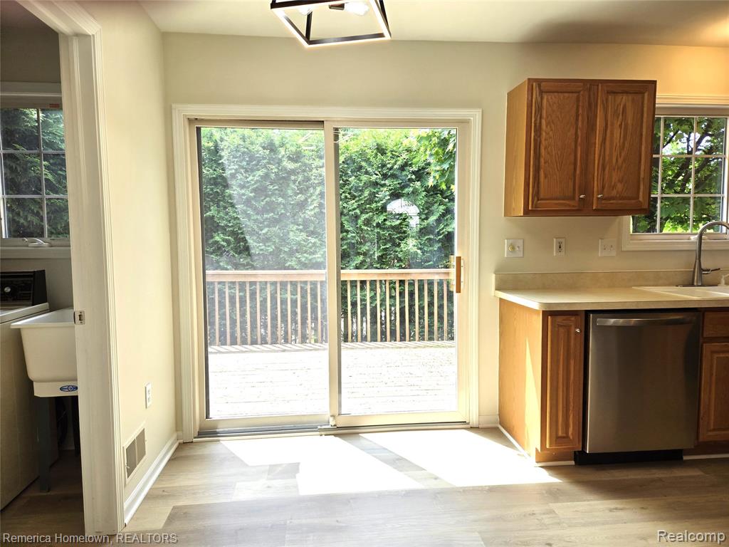 8 Hickory Court, Unit 8, Dearborn Heights, MI 48127 — Photo 7