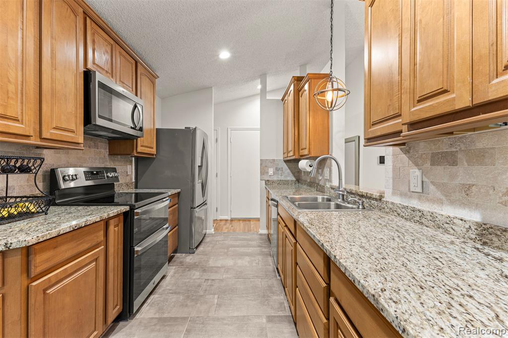 2481 Woodmont Drive E, Canton, MI 48188 — Photo 7