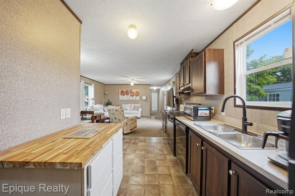 48580 Pineview Drive, Shelby Twp, MI 48317 — Photo 10