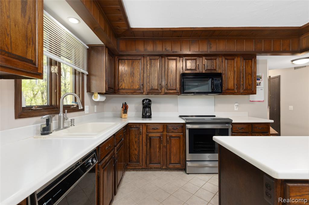 9730 Gibbs Road, Clarkston, MI 48348 — Photo 11