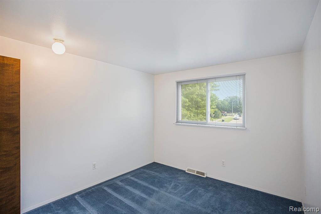 6160 BARKER Drive, Waterford, MI 48329 — Photo 13