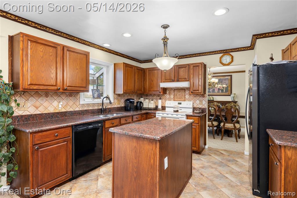 865 Drakeshire Drive, Commerce Twp, MI 48390 — Photo 25