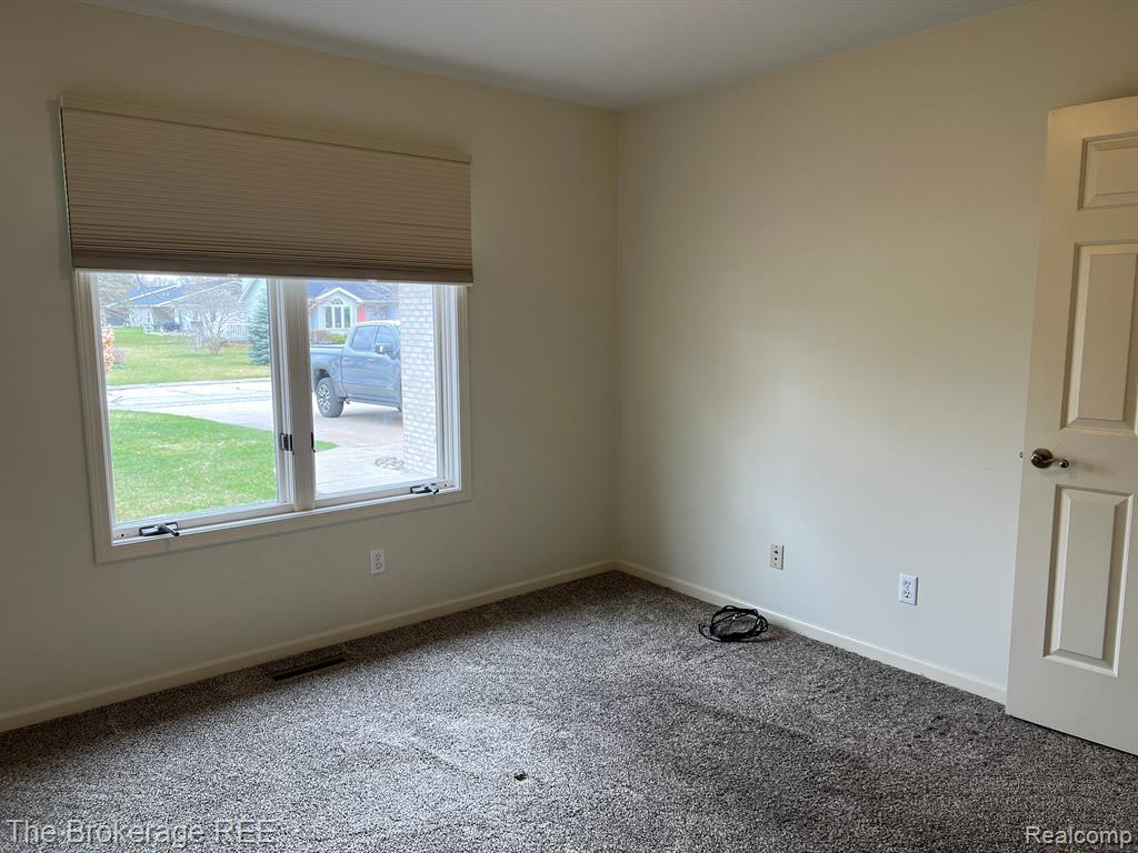 6112 NORMANDY Drive, Saginaw, MI 48638 — Photo 16