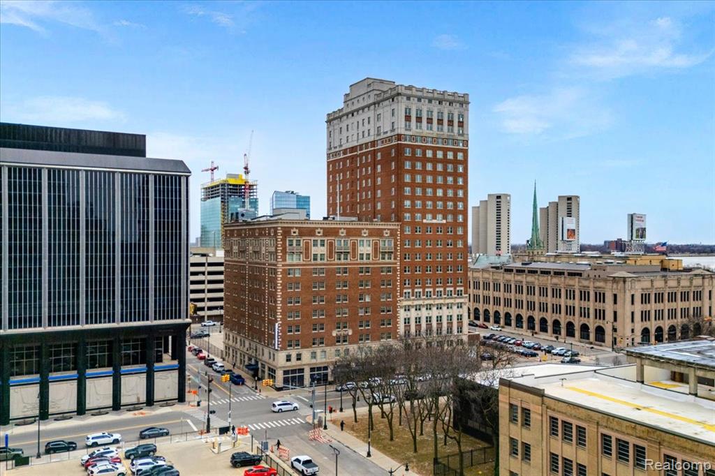 525 W Lafayette Boulevard - Photo 2