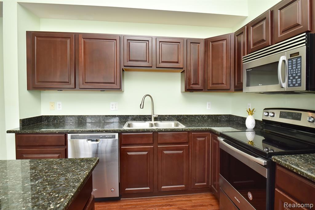 751 PAINT CREEK Drive, Troy, MI 48085 — Photo 10