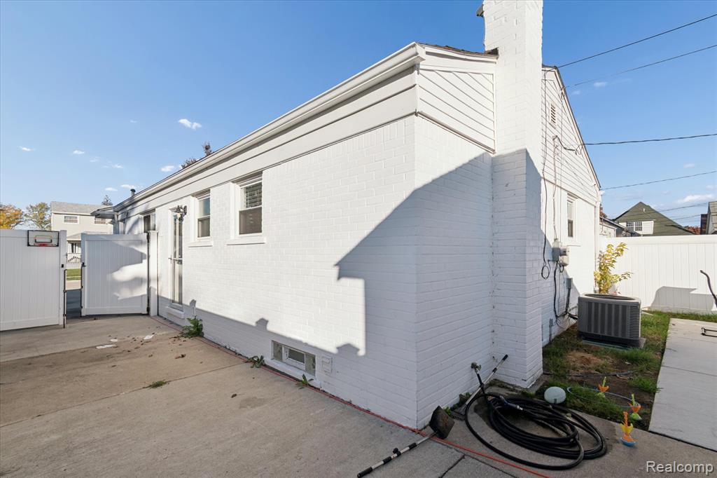 901 Cora Street, Wyandotte, MI 48192 — Photo 39