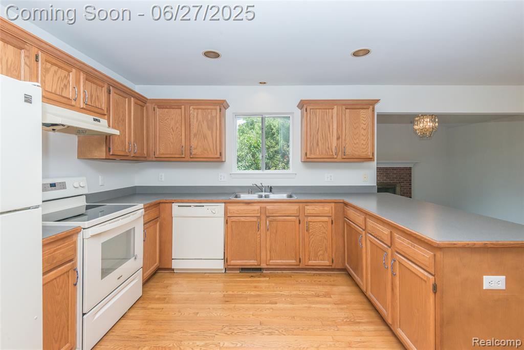 67 LARCHWOOD Drive, Troy, MI 48083 — Photo 11