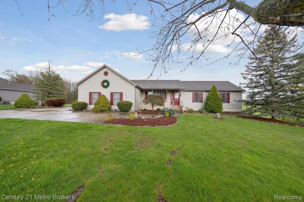 6452 E MAPLE Avenue, Grand Blanc, MI 48439 — Photo 2