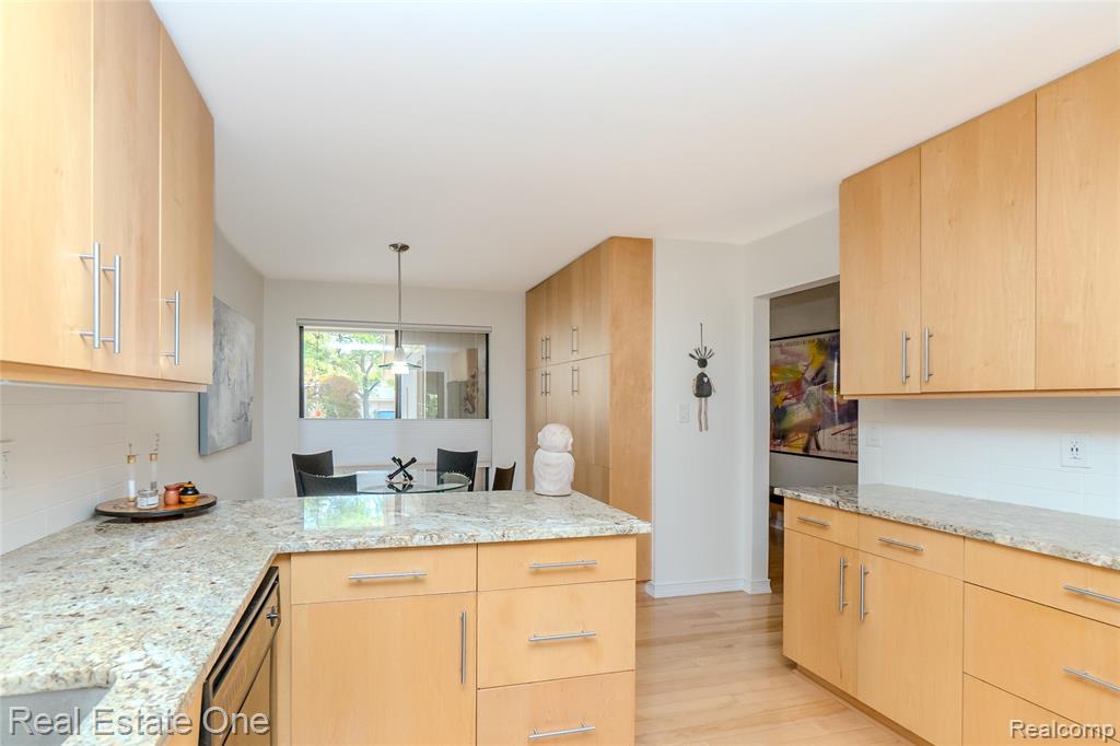 7308 Creek View Circle, West Bloomfield, MI — Photo 24