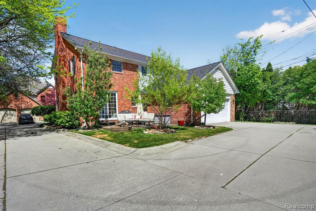 1112 Vernier Road, Grosse Pointe Woods, MI 48236 — Photo 38