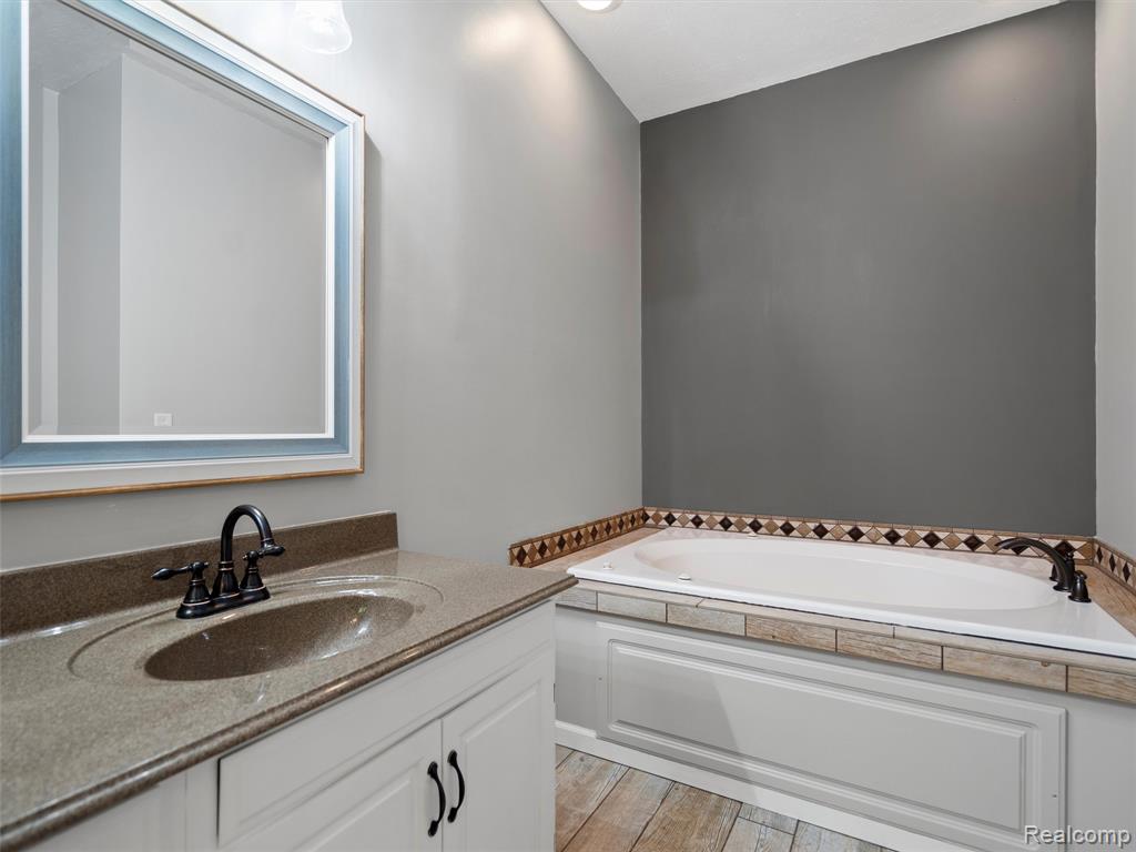 9480 Hartland Road, Fenton, MI 48430 — Photo 20