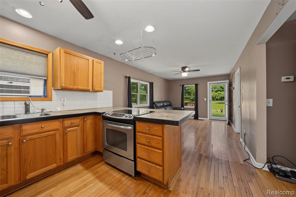 576 Brooks Avenue, Pontiac, MI 48340 — Photo 12