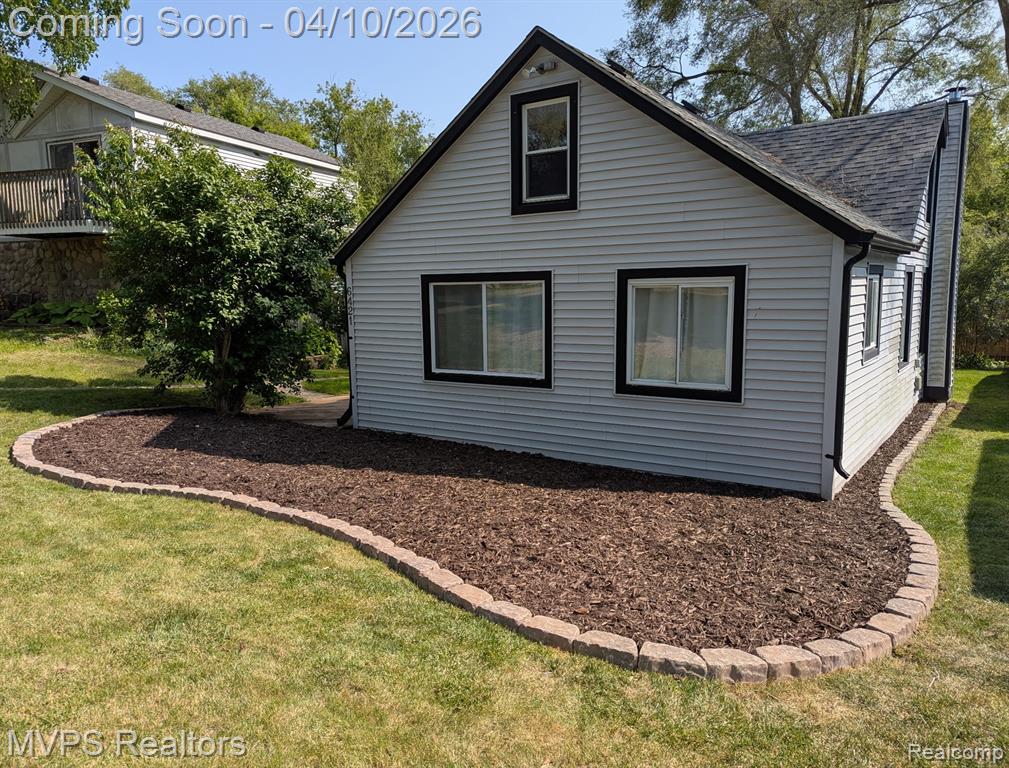 6421 Cloverton Drive, Waterford, MI 48329 — front exterior