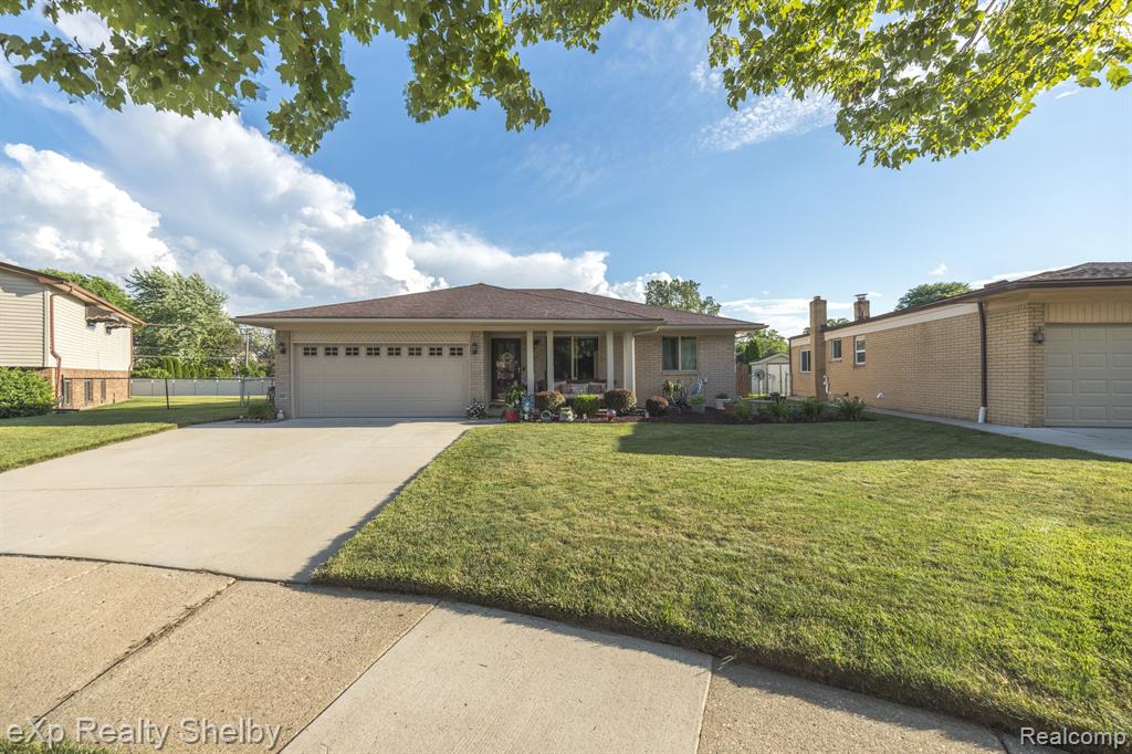 39611 HOLIDAY Drive, Sterling Heights, MI 48313 — Photo 2