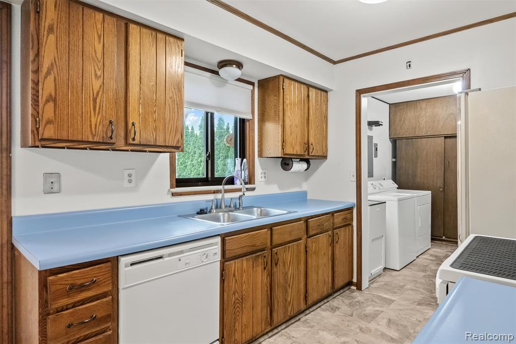 2475 Lafay Drive, West Bloomfield, MI 48324 — Photo 11