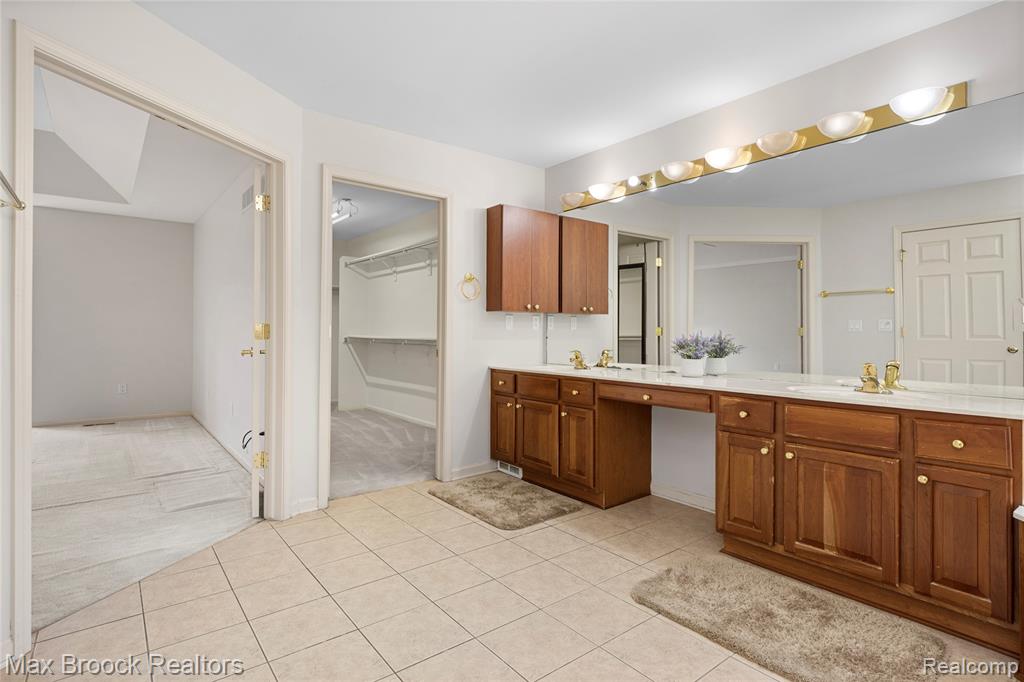 7083 Chatham Court, West Bloomfield, MI — Photo 48
