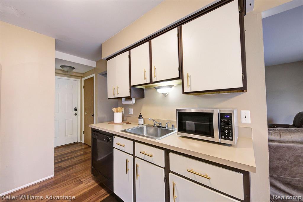 1612 WIMBLEDON Drive, Walled Lake, MI 48390 — Photo 11