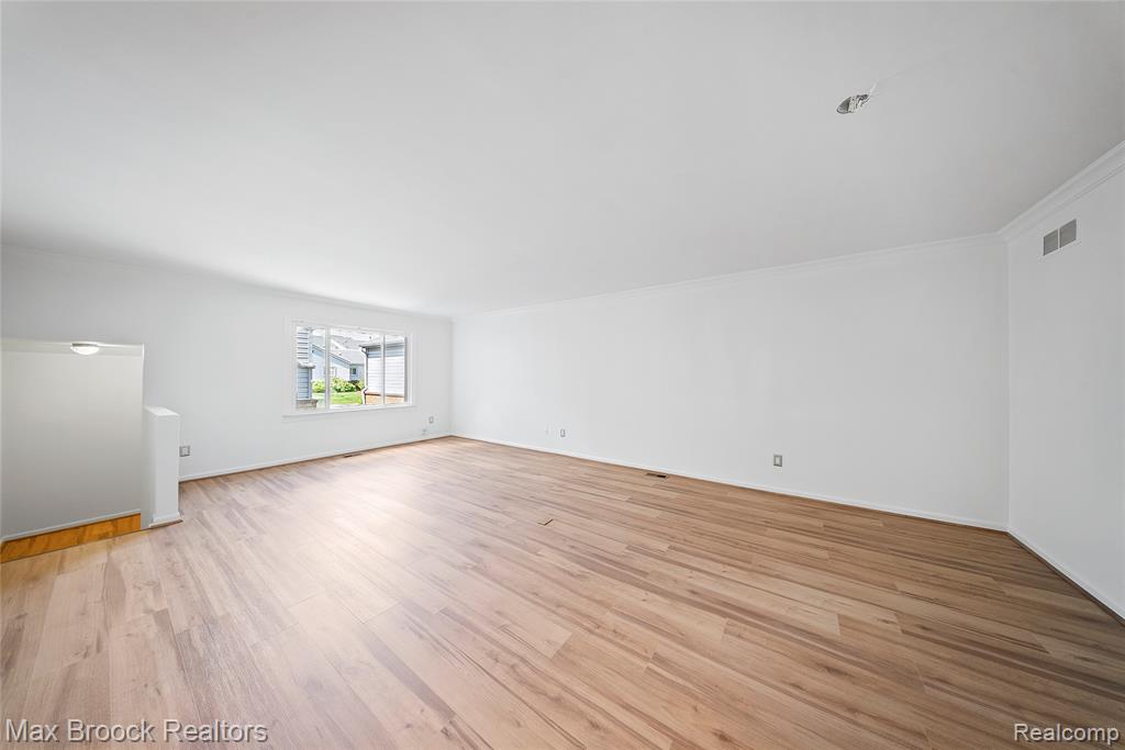 718 Claire Pointe Drive, 17, Saint Clair Shores, MI 48081 — Photo 4