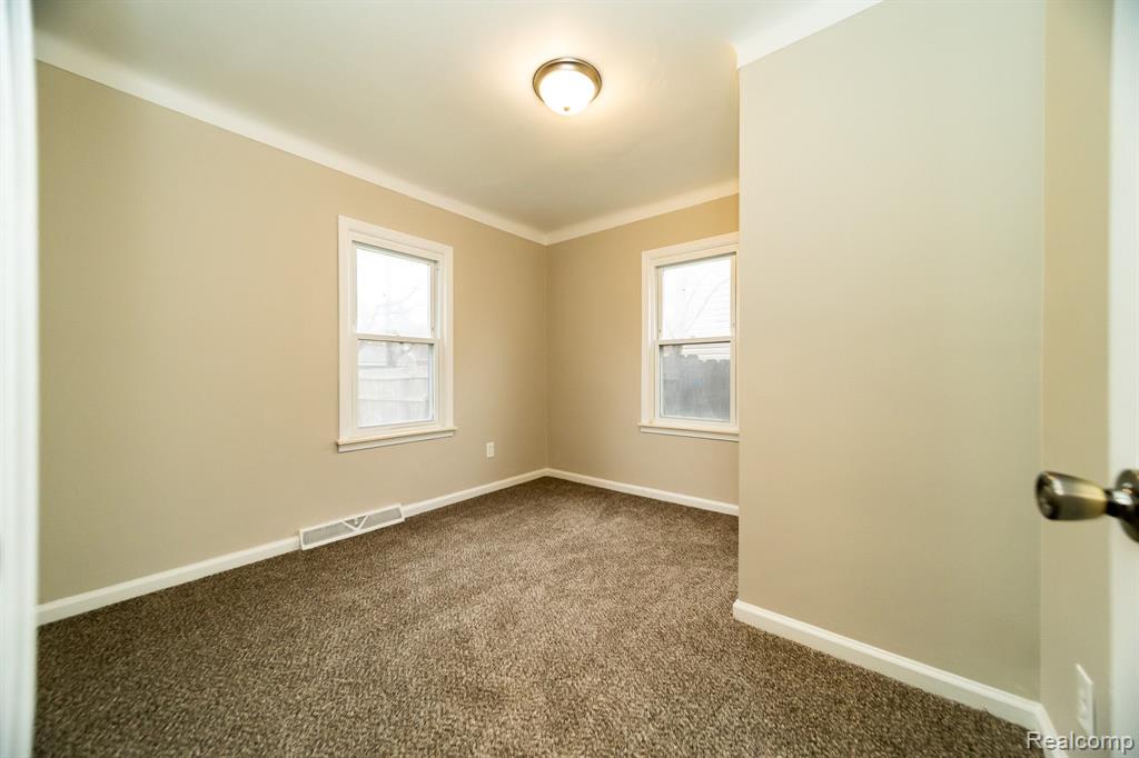634 W HARWOOD Avenue, Madison Heights, MI 48071 — Photo 30