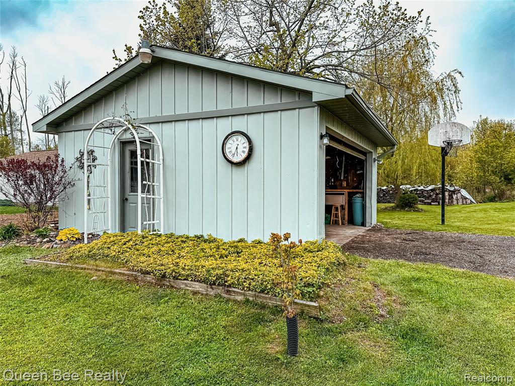 2109 S Lakeshore Road, Harbor Beach, MI 48441 — Photo 4