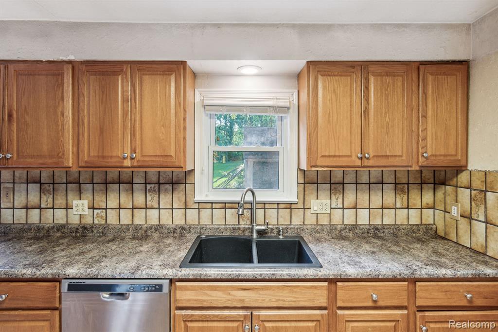 4311 FENTON Road, Flint, MI 48507 — Photo 13